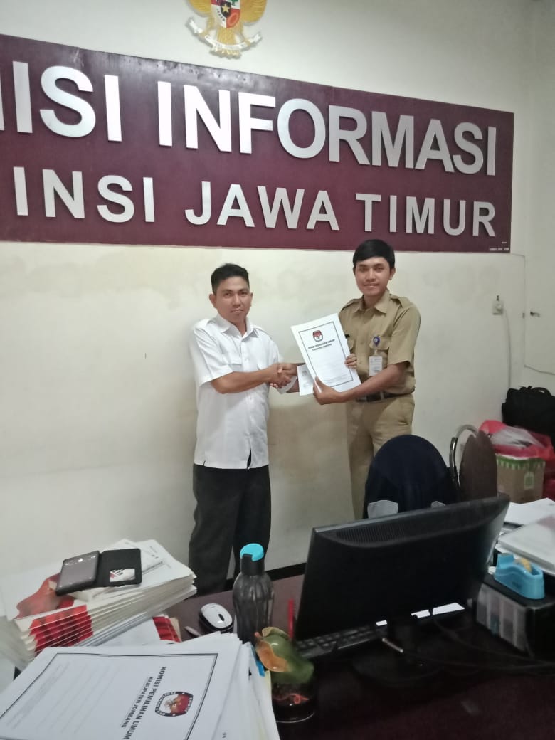 Menyerahkan Laporan PPID 2018 ke Komisi Informasi Provinsi Jawa Timur